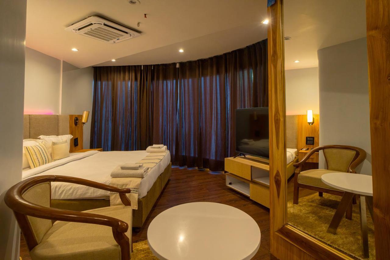 Emerald Hotel Āīzawl Dış mekan fotoğraf